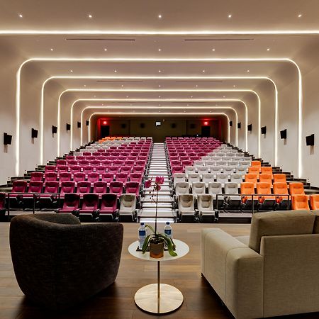 ホテル X トロント バイ ライブラリー ホテル コレクション エクステリア 写真 The movie theater at The Standard East Village