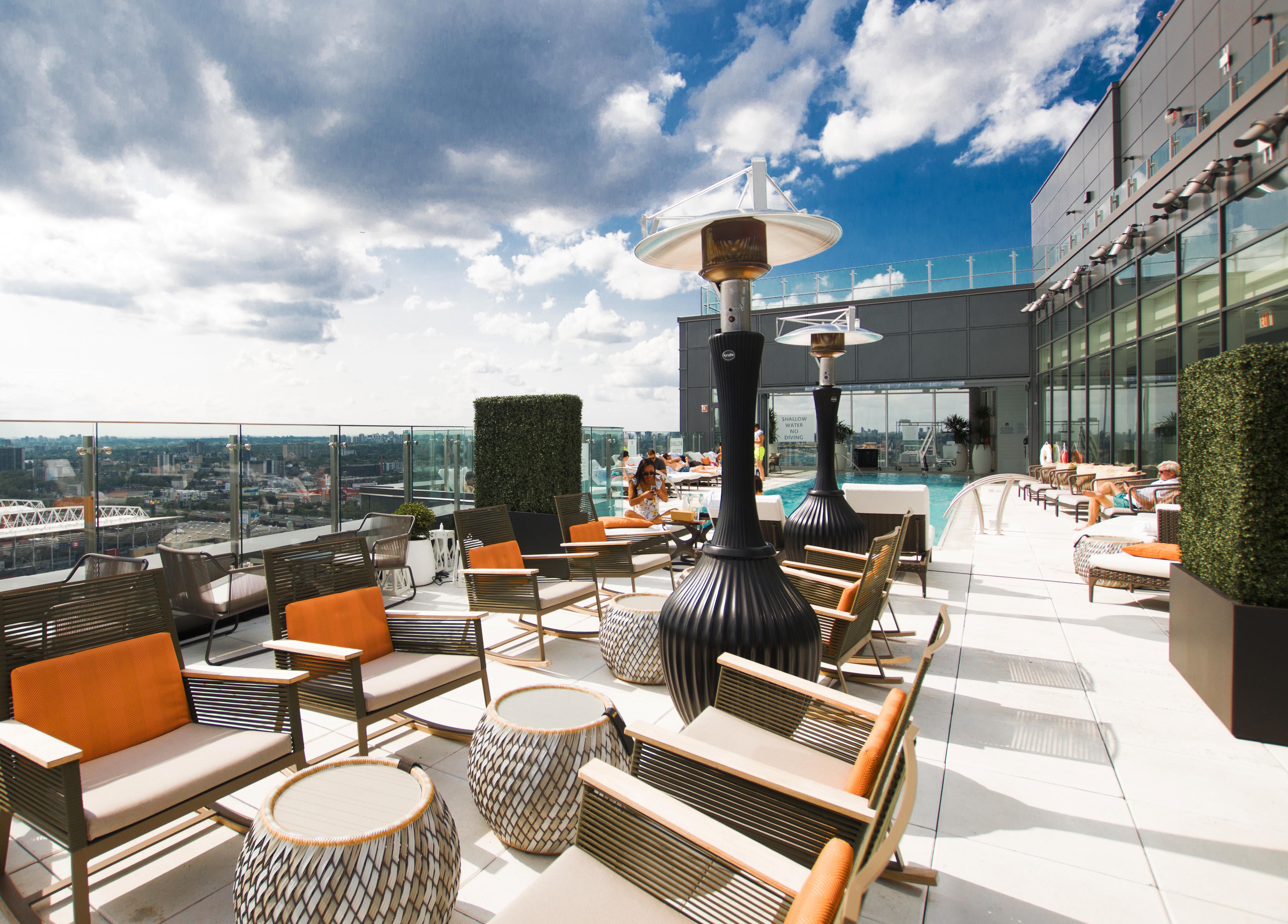 ホテル X トロント バイ ライブラリー ホテル コレクション エクステリア 写真 The rooftop pool at the InterContinental