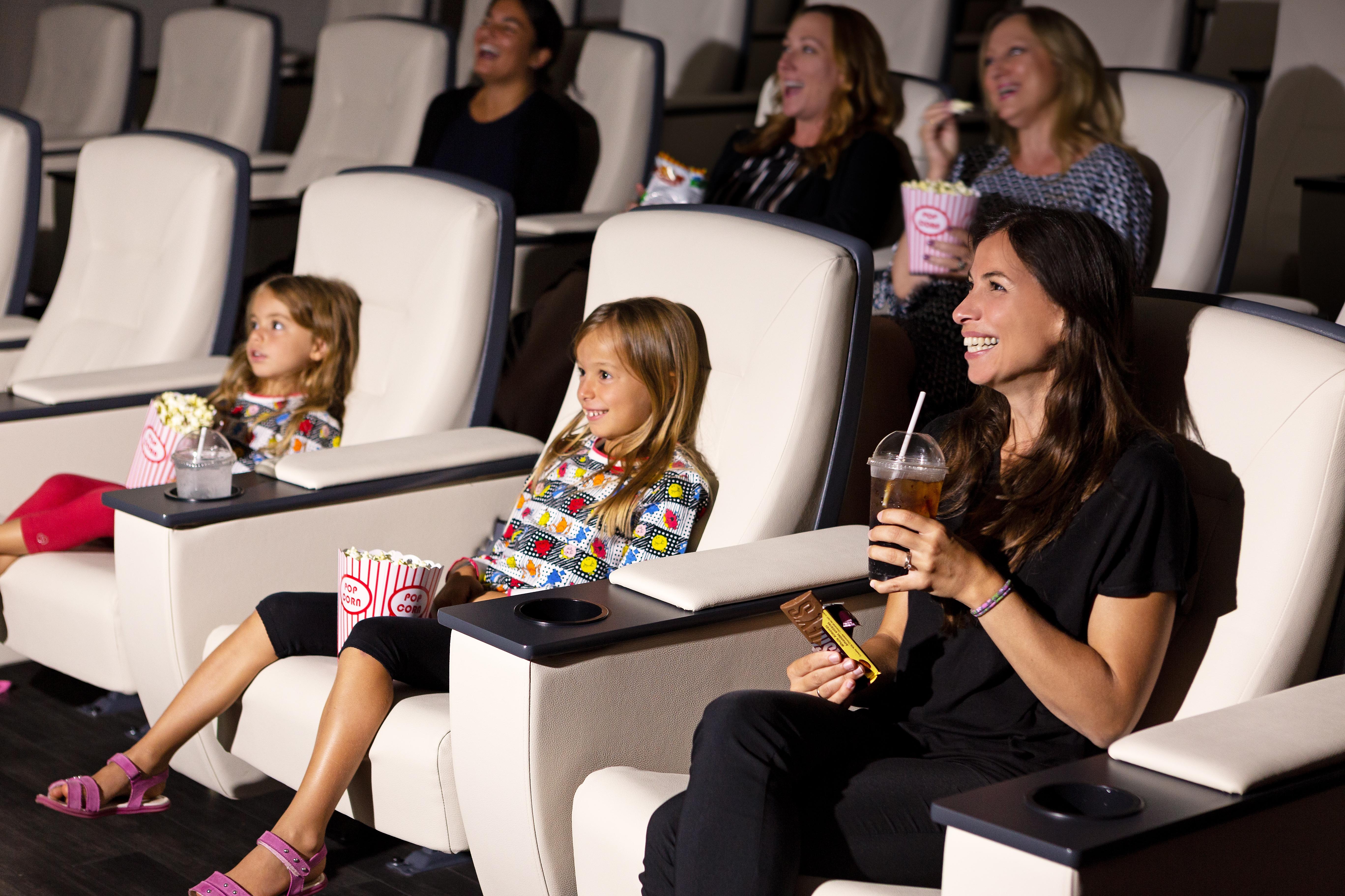 ホテル X トロント バイ ライブラリー ホテル コレクション エクステリア 写真 Moviegoers at a movie theater